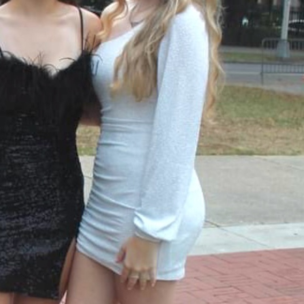 🤍WORN ONCE
🤍glittery white homecoming dress